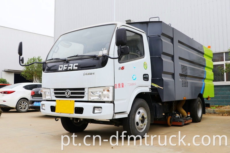 Dongfeng Dollicar D6 102hp 4x2 Road Sweeper Truck